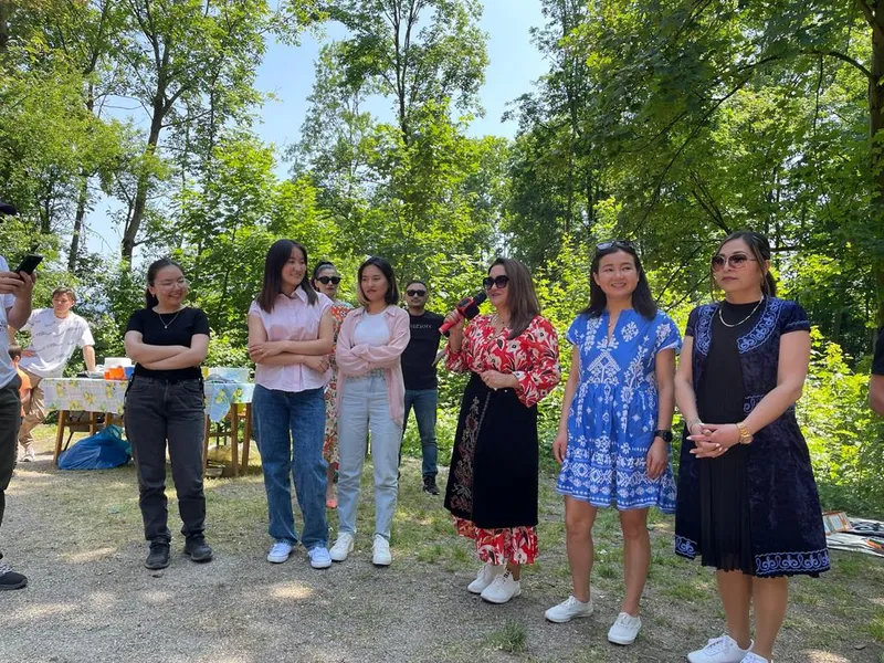 Gruppe junger Frauen im Park beim Sommerfest